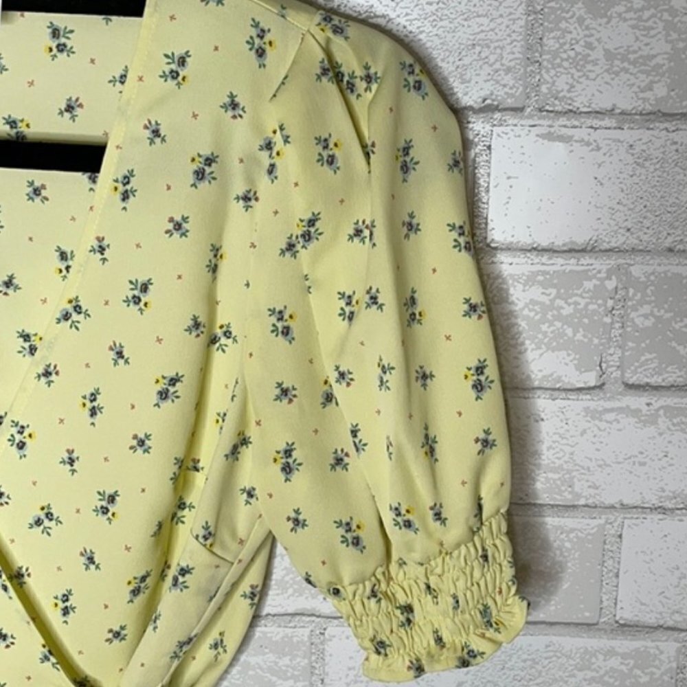 NWT BCBGeneration Ditsy Daisy Wrap Top - Picture 7 of 9